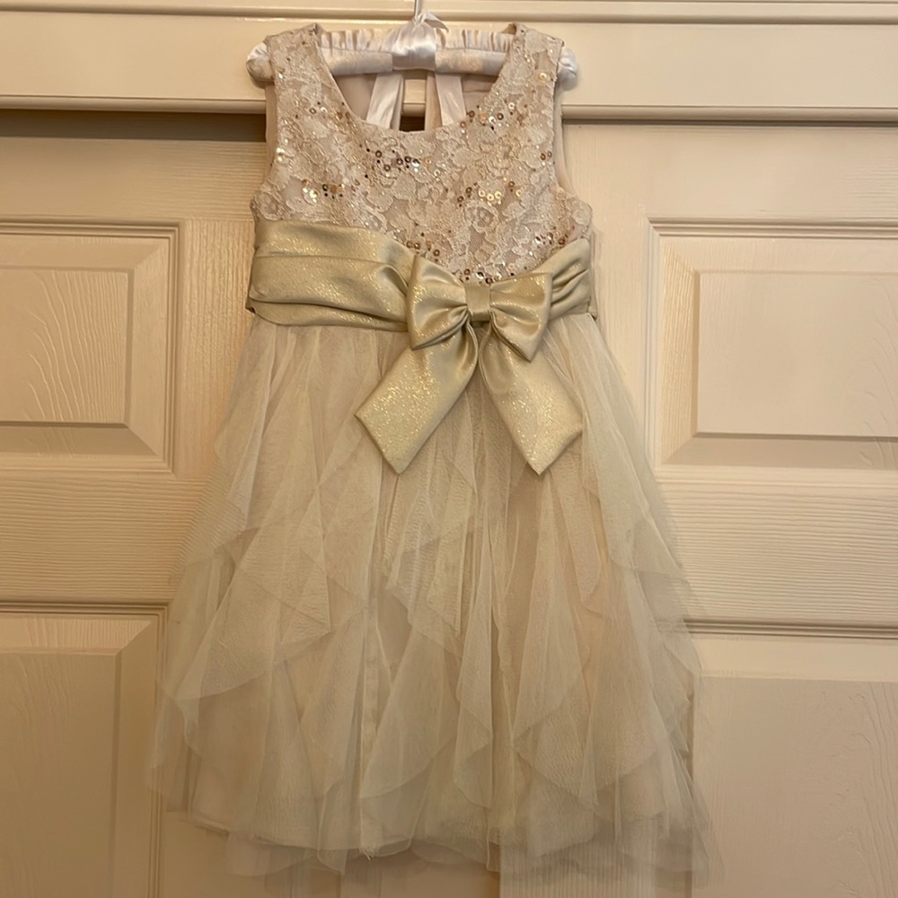 Stunning formal Rare Editions dress. Perfect for wedding size 4T
